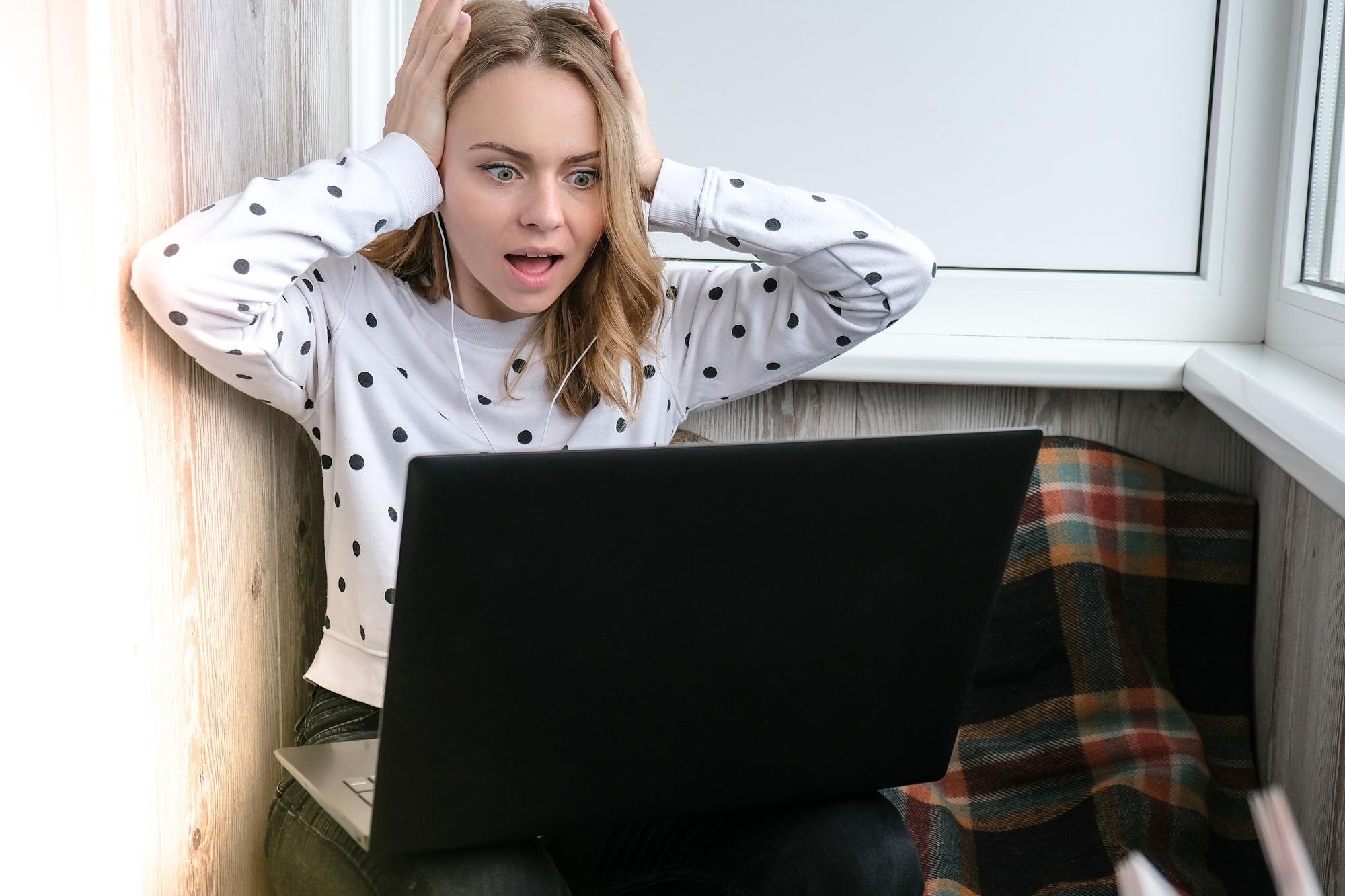 Młoda kobieta siedząca na balkonie obok laptopa krzycząc stres online edukacja zostań w domu koncepcja