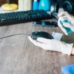 Środkowa część kobiety pracującej na stole