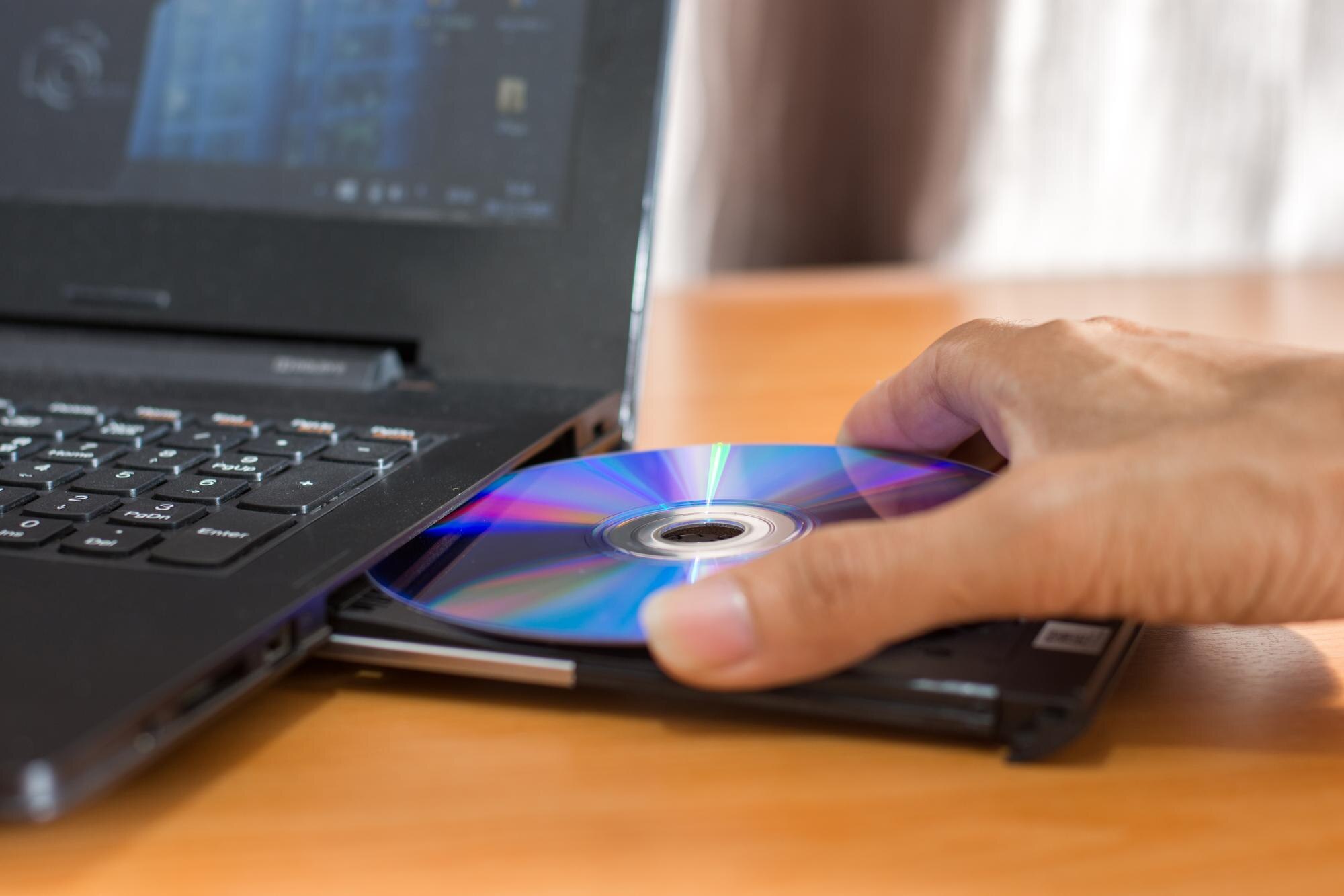Zbliżenie osoby używającej laptopa na stole