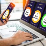 mężczyzna trzyma smartfon, aby oglądać monitor funkcji snu Ekran urządzenia mobilnego monitoruje zdrowie Koncepcja wykorzystania technologii do dbania o zdrowie ludzkie za pomocą urządzeń cyfrowych Internet Selektywne skupienie