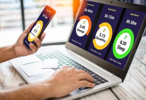 mężczyzna trzyma smartfon, aby oglądać monitor funkcji snu Ekran urządzenia mobilnego monitoruje zdrowie Koncepcja wykorzystania technologii do dbania o zdrowie ludzkie za pomocą urządzeń cyfrowych Internet Selektywne skupienie