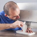 Inżynier elektryk naprawy monitora komputerowego.