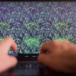 Zakończenie ręki używać laptop