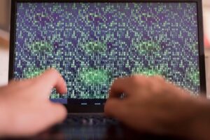 Zakończenie ręki używać laptop