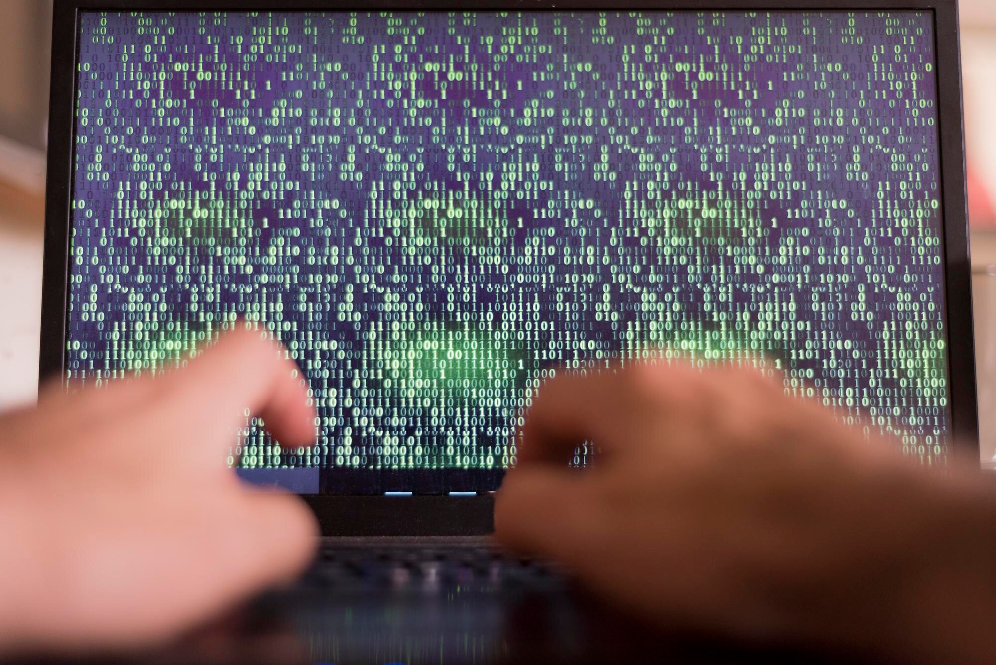 Zakończenie ręki używać laptop