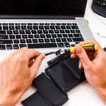 Inżynier naprawia laptop (PC, komputer) i płytę główną. Instaluje sprzęt (procesor)