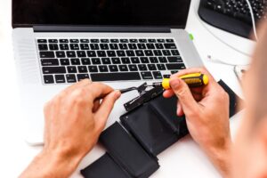 Inżynier naprawia laptop (PC, komputer) i płytę główną. Instaluje sprzęt (procesor)