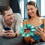 Elegantni klienci, kobiety i mężczyźni, używają kart kredytowych do zakupów, inwentaryzacji, cybercash.