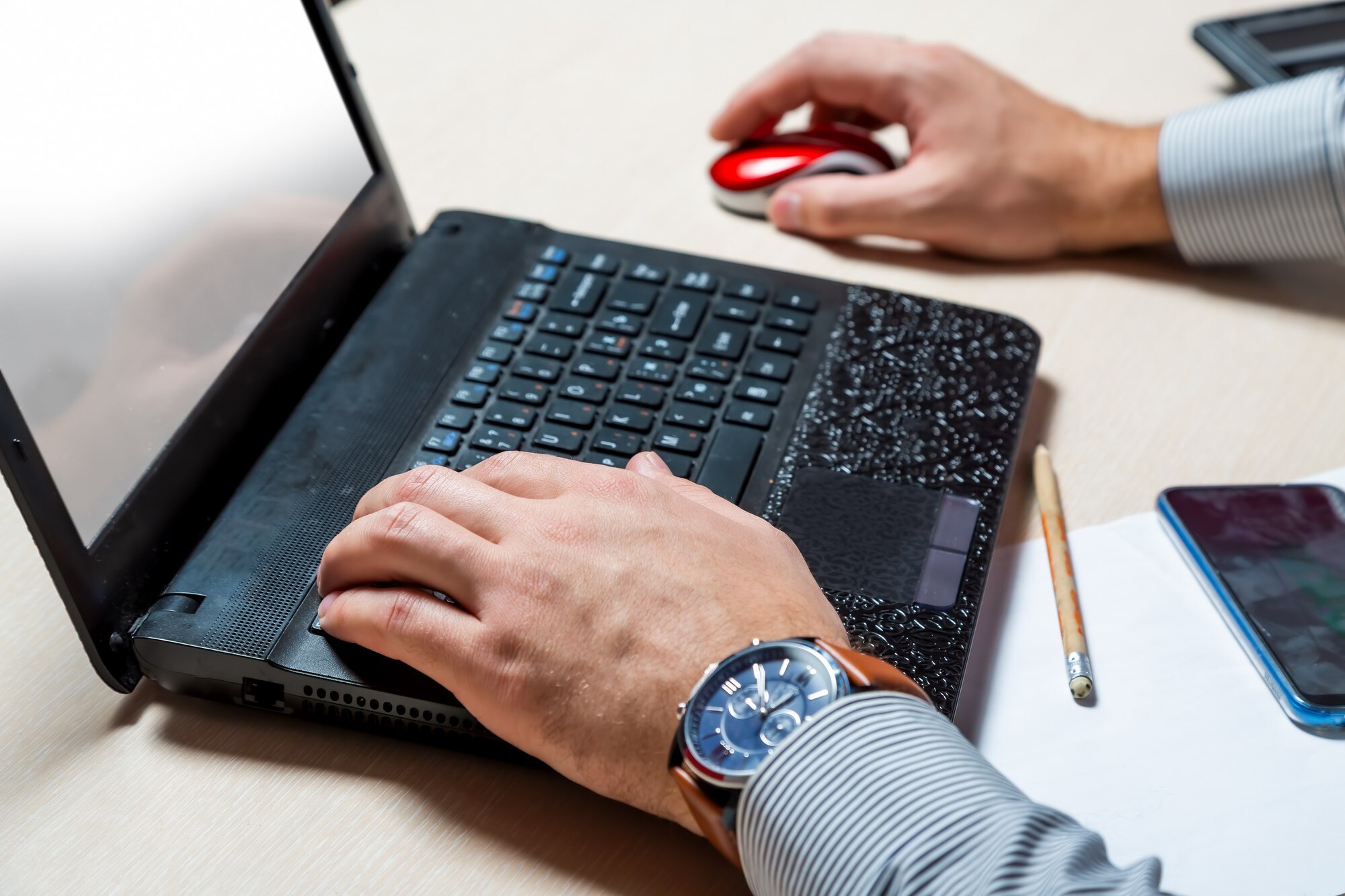Mężczyzna w biurze piszący na klawiaturze laptopa Biznesmen w pracy Ręce z bliska