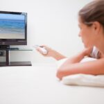 Kobieta oglądania telewizji w salonie