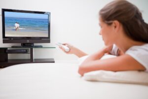 Kobieta oglądania telewizji w salonie