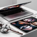 Podwyższony widok laptopa, graficznego tabletu cyfrowego i gałązki bawełny na białym tle