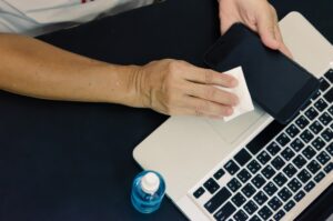 Wytrzyj i zdezynfekuj telefon komórkowy alkoholem. koncepcja opieki zdrowotnej