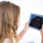 Kobieta przy użyciu komputera typu tablet