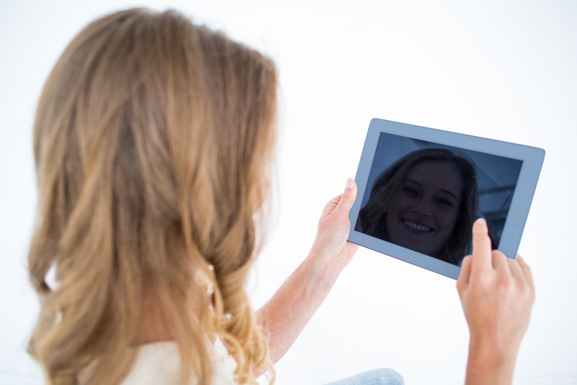 Kobieta przy użyciu komputera typu tablet