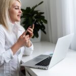 kobieta korzysta z laptopa. Praca z procesem badawczym dla studentów. Młody biznes kobieta pracuje kreatywnych uruchamiania nowoczesne biuro. Analizuj akcje rynkowe, nową strategię.
