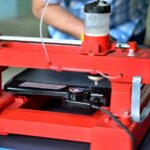 Drukarka 3D, która drukuje płynne ciasto. Drukarka 3D drukująca naleśniki z płynnym ciastem o różnych kształtach z bliska. Nowoczesne technologie addytywne 4.0 rewolucja przemysłowa