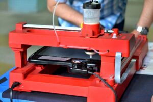 Drukarka 3D, która drukuje płynne ciasto. Drukarka 3D drukująca naleśniki z płynnym ciastem o różnych kształtach z bliska. Nowoczesne technologie addytywne 4.0 rewolucja przemysłowa
