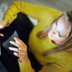 Domowa aplikacja cyfrowa i kobieta z połączeniem tabletu i internetem z mediami społecznościowymi i badaniami Dziewczyna mieszkalna i osoba z technologią lub informacjami o stronie internetowej z powiadomieniem e-mailem lub komunikacją