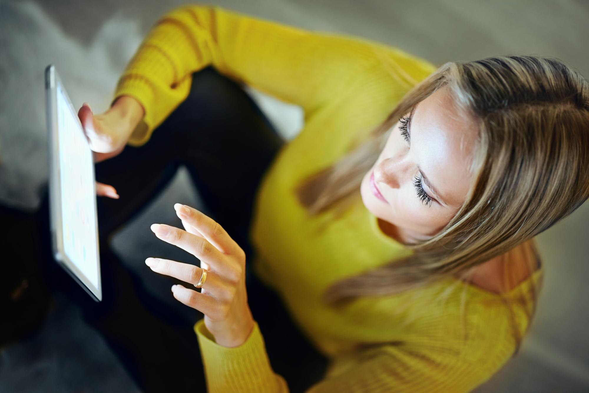Domowa aplikacja cyfrowa i kobieta z połączeniem tabletu i internetem z mediami społecznościowymi i badaniami Dziewczyna mieszkalna i osoba z technologią lub informacjami o stronie internetowej z powiadomieniem e-mailem lub komunikacją