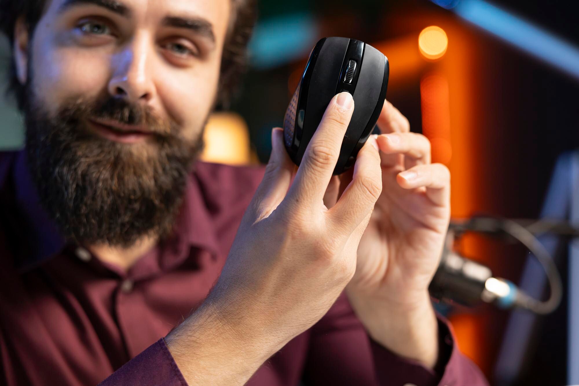 Zbliżony zdjęcie szczęśliwego influencer popierający bezprzewodową mysz od sponsora