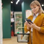 Kobieta robiąca zakupy w supermarkecie