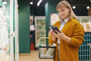 Kobieta robiąca zakupy w supermarkecie