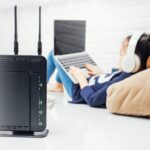 Bezprzewodowy router i dzieci za pomocą laptopa