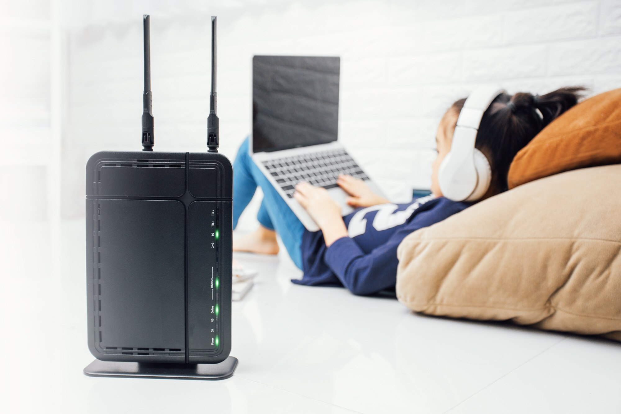 Bezprzewodowy router i dzieci za pomocą laptopa