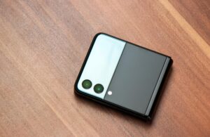 Moskwa, Rosja – 30 sierpnia 2021: Samsung oficjalnie wprowadza na rynek najnowszy flagowy smartfon Samsung Galaxy Flip 3 ze składanym wyświetlaczem.