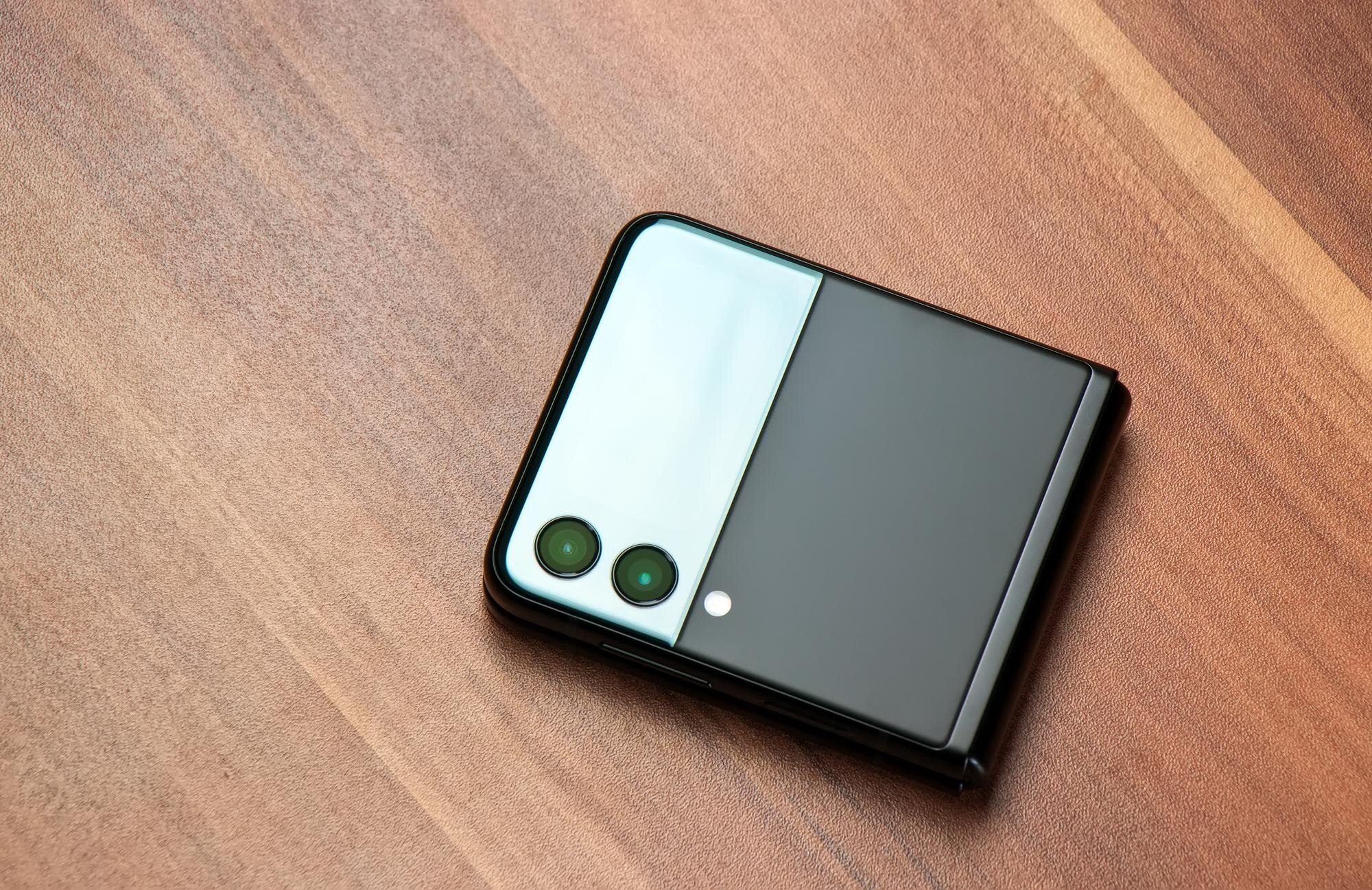 Moskwa, Rosja – 30 sierpnia 2021: Samsung oficjalnie wprowadza na rynek najnowszy flagowy smartfon Samsung Galaxy Flip 3 ze składanym wyświetlaczem.