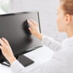 koncepcja biznesowa, biurowa, szkolna i edukacyjna - uśmiechnięta kobieta z ekranem dotykowym w biurze