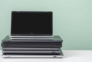stos laptopów ułożonych jeden na drugim
