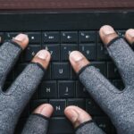 Hacker ręcznie kradnie dane z laptopa z góry w dół
