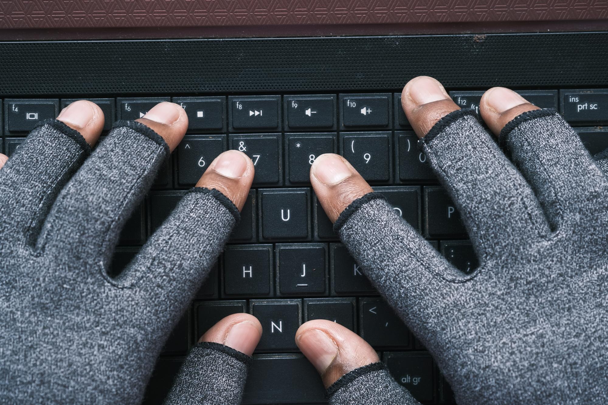 Hacker ręcznie kradnie dane z laptopa z góry w dół