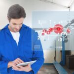 Mechanik używający tabletu cyfrowego przeciwko interfejsowi cyfrowemu w warsztacie