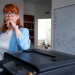 Kobieta korzystająca z drukarki w biurze