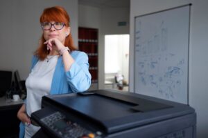 Kobieta korzystająca z drukarki w biurze