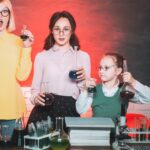 Powrót do szkoły dzieciak ze szkoły podstawowej małe dzieci naukowiec zarabiający chemię w szkolnym laboratorium chemik