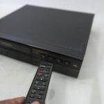 Wideo z starymi taśmami VHS i zdalnym sterowaniem