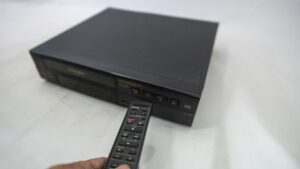 Wideo z starymi taśmami VHS i zdalnym sterowaniem