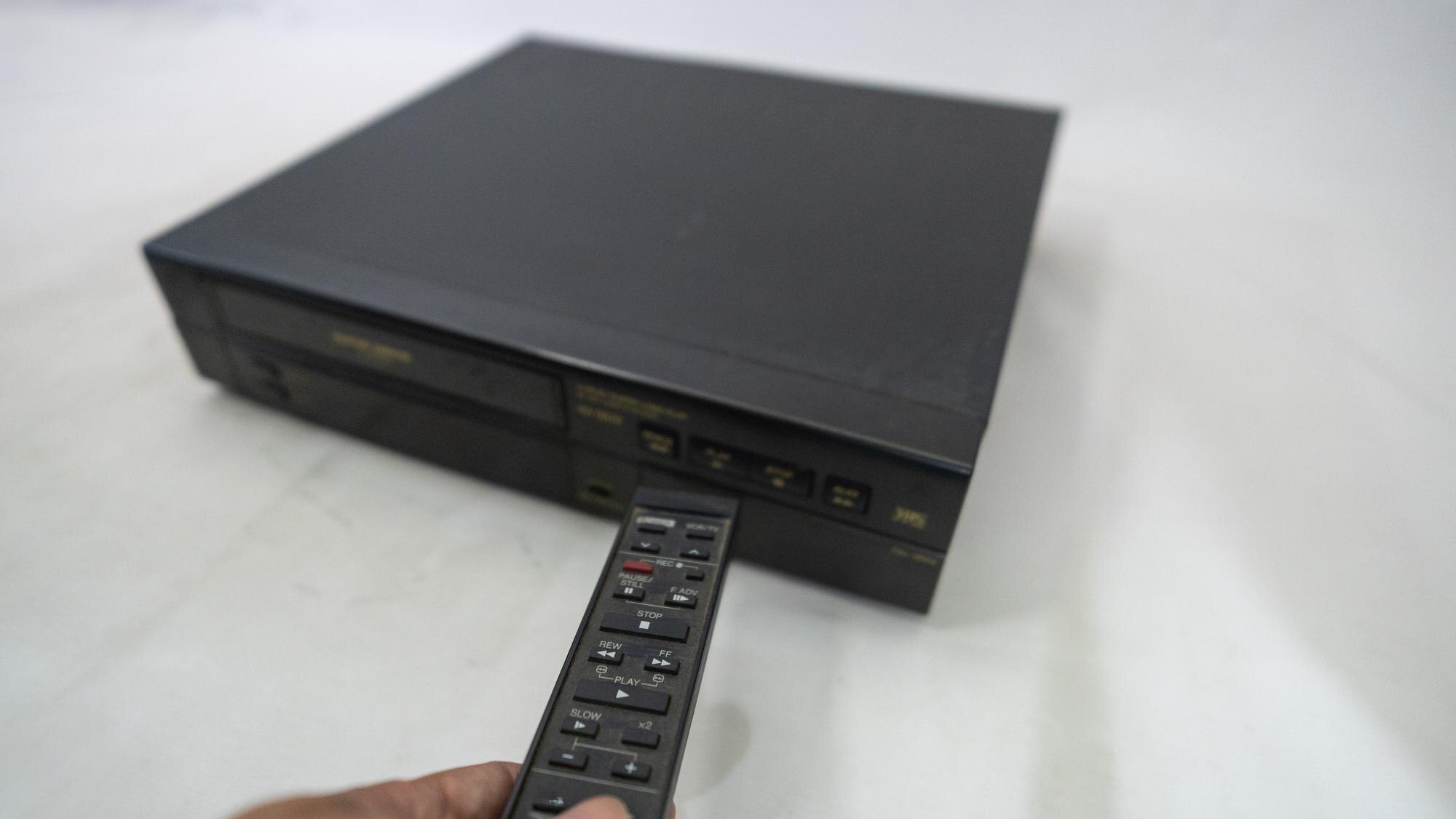 Wideo z starymi taśmami VHS i zdalnym sterowaniem