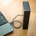 Zewnętrzny dysk twardy podłączony do laptopa