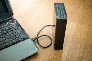 Zewnętrzny dysk twardy podłączony do laptopa