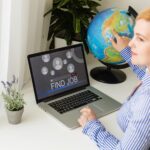Bezrobotna młoda kobieta szukająca pracy online
