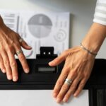 Pracownik korzystający z drukarki w pracy widok z góry