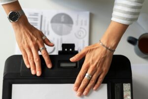Pracownik korzystający z drukarki w pracy widok z góry