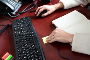 Analityk praca w biurze Praca zdalna i edukacja freelancer