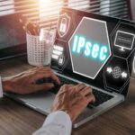 Koncepcja wektorowa IPSec Internet and Protection Network Osoba korzystająca z laptopa na biurku z ikoną IPsec na wirtualnym ekranie