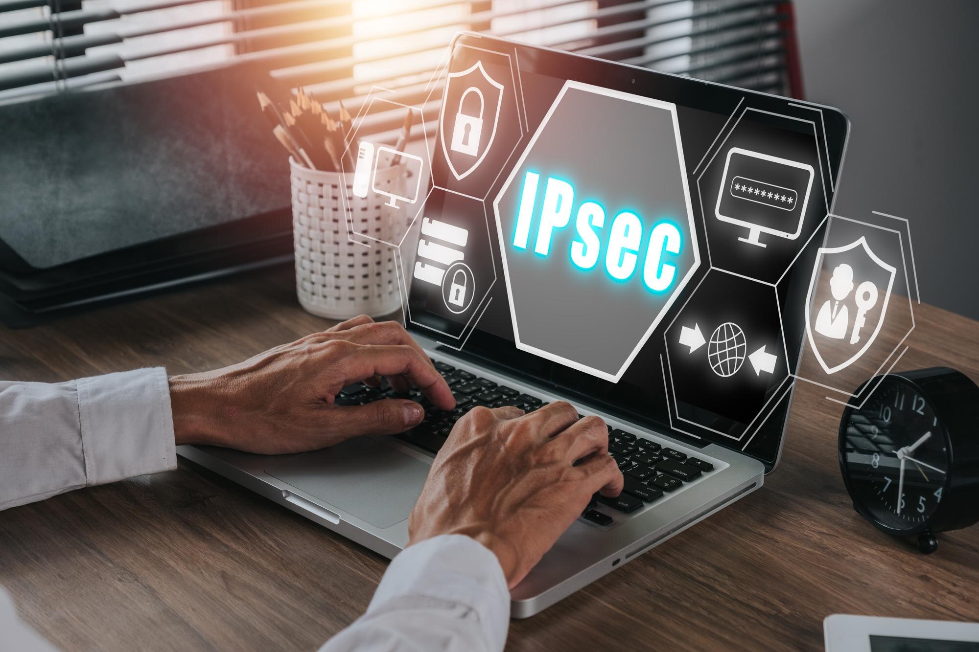 Koncepcja wektorowa IPSec Internet and Protection Network Osoba korzystająca z laptopa na biurku z ikoną IPsec na wirtualnym ekranie